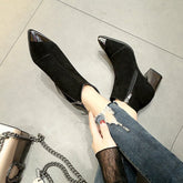 Stiefeletten aus Flockleder mit quadratischem Absatz